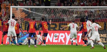 1-1. Yilmaz se hace con el balón en segundo palo, conecta con Denis Gül que remata de escorzo para batir a Unai Simón.