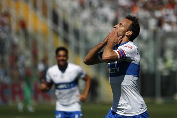 El jugador de Universidad Catlica Jose Pedro Fuenzalida celebra despues de convertir un gol contra Universidad Catlica durante el partido de primera division realizado en el estadio Monumental de Santiago, Chile