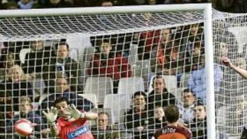 <b>VOLCADOS. </b>El Valencia puso cerco durante los 90 minutos a la portería del Recreativo, pero se toparon con un acertado Sorrentino.