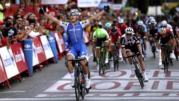 El corredor del equipo ciclista Quick-Step Floors Matteo Trentin celebra su victoria en la última etapa de la Vuelta a España en la Plaza de la Cibeles de Madrid.