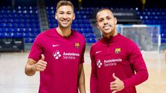 Los jugadores del Barcelona de F&uacute;tbol Sala Pito y Ferrao posan tras ser nominados al premio a jugador del a&ntilde;o en los Futsal Planet Awards.