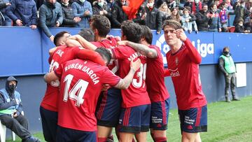 Los rojillos celebran la victoria ante el Villarreal.