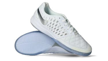 Regala fútbol: la camiseta del Real Madrid con un 20% de descuento lidera el desfile de rebajas de hasta el 60% en botas, sudaderas y zapatillas de Fútbol Emotion