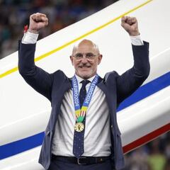 Los números que colocan a Luis de la Fuente por encima de Lionel Scaloni