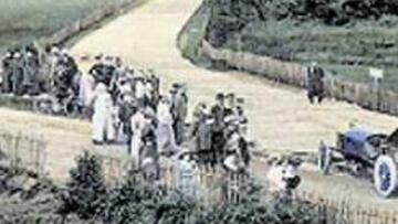 <b>AFICIÓN. </b>El público se agolpaba en los bordes de la carretera.