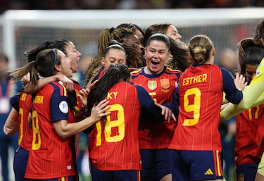 Las jugadoras españolas celebran la victoria por 3-0 ante Alemania. Las de Sonia Bemúdez conquistan su segunda Nations League.