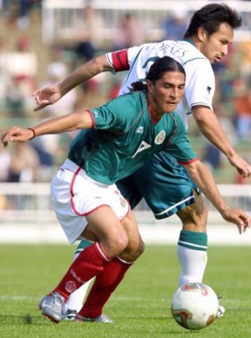 Fue campeón con el cuadro cementero en el torneo Invierno 97 y se coronó campeón del fútbol mexicano con los Pumas en 2009.