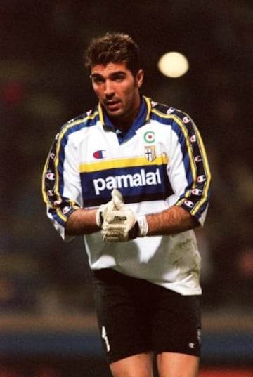 1 - Gianluigi Buffon: El italiano es el portero más caro de la historia, luego de los 52.8 millones de euros que pagó Juventus al Parma en 2011 para quedarse con él. A la fecha, sigue en la escuadra de Turín.