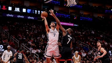 Santi Aldama, ala-pívot de Memphis Grizzlies, ante Kevin Durant, alero de Houston Rockets.