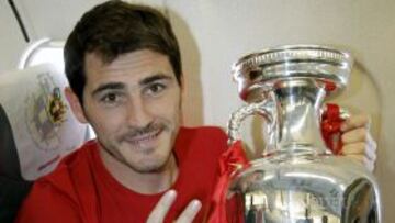 DEP47. MADRID, 02/07/2012.- El guardameta y capitán de la selección española de fútbol, Iker Casillas, posa con la copa de campeones de la Eurocopa 2012, en el avión que trasladó al equipo español desde Kiev a Madrid, tras imponerse en la final de la competición europea a Italia por 4-0. EFE/Juan Carlos Cárdenas