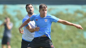 Balenziaga sujeta al canterano Iñigo Pérez en Lezama.