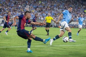 Orlando (United States), 31/07/2024.- CF Barcelona Forward Vitor Roque (L) in action against Manchester City Midfielder Mateo Kovacic (R) during the DIRECTV Soccer Champions Tour match between FC Barcelona and Manchester City at Camping World Stadium in Orlando, Florida, USA, 30 July 2024. EFE/EPA/CRISTOBAL HERRERA-ULASHKEVICH
