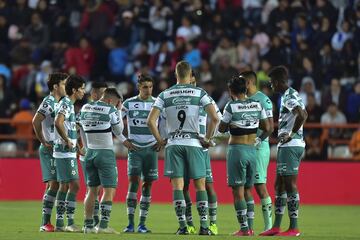 La Liga MX comunicó el martes 20 de mayo que ocho futbolistas del equipo lagunero resultaron positivos a coronavirus en los exámenes médicos realizados por la institución Albiverde. Un día más tarde confirmó cuatro contagios más, y el viernes 23 de mayo oficializó que finalmente son 15 positivos por coronavirus.