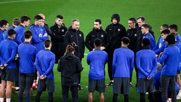Hans-Dieter Flick charla con sus jugadores en el Estadio Da Luz de Lisboa en el entrenamiento de ayer.
