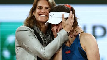 Amelie Mauresmo, con Alize Cornet en Roland Garros.