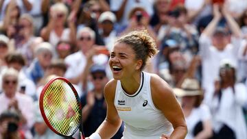 Tennis - Wimbledon - All England Lawn Tennis and Croquet Club, London, Britain - July 11, 2024 Italy's Jasmine Paolini celebrates winning her semi final match against Croatia's Donna Vekic REUTERS/Paul Childs TPX IMAGES OF THE DAY