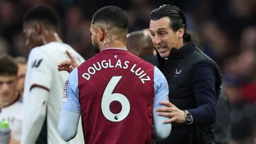 Unai Emery, entrenador del Aston Villa, da instrucciones a su jugador Douglas Luiz.