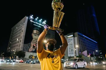 Los Angeles celebra la victoria de sus Lakers