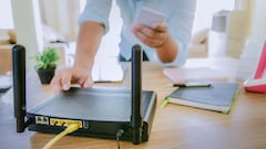 Un profesor de informática está por lanzar su rúter por la ventana hasta que un objeto de la cocina salva el día