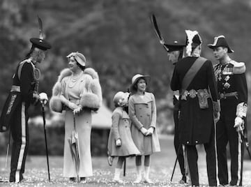 Isabel acompaña a sus padres durante una inspección de la Royal Company of Archers en el Palacio de Holyroodhouse, Edimburgo. 