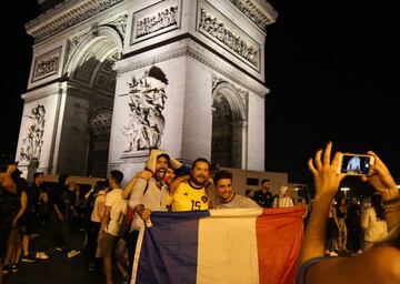 Los aficionados franceses celebraron la clasificación de su selección para la final del Mundial. 