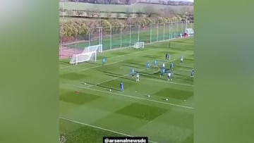 La brutalidad de gol de Ceballos en un entrenamiento del Arsenal