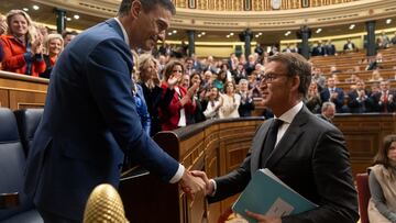 El presidente del Gobierno, Pedro Sánchez (i), saluda al presidente del PP, Alberto Núñez Feijóo (d), tras ser Sánchez votado de nuevo jefe del Ejecutivo en el debate de su investidura, a 16 de noviembre de 2023, en Madrid (España). El secretario general del PSOE ha conseguido hoy el apoyo de 179 diputados de los 350 del Congreso. Hoy han votado a favor de que el líder socialista sea presidente de nuevo del Gobierno tras exponer su programa PSOE, Sumar, ERC, Junts, EH Bildu, PNV, BNG y Coalición Canaria frente a los 171 en contra de PP, Vox y UPN. La investidura se ha llevado a cabo en un momento de tensión por las concentraciones en la sede del PSOE en Ferraz y protestas en contra de la ley de amnistía registrada por los socialistas que beneficia a los implicados del 'procés'.
16 NOVIEMBRE 2023;DEBATE;INVESTIDURA;SANCHEZ;FEIJÓ;PP;PSOE
EUROPA PRESS/E. Parra. POOL
16/11/2023