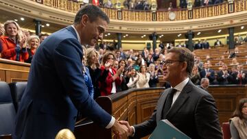 El presidente del Gobierno, Pedro Sánchez (i), saluda al presidente del PP, Alberto Núñez Feijóo (d), tras ser Sánchez votado de nuevo jefe del Ejecutivo en el debate de su investidura, a 16 de noviembre de 2023, en Madrid (España). El secretario general del PSOE ha conseguido hoy el apoyo de 179 diputados de los 350 del Congreso. Hoy han votado a favor de que el líder socialista sea presidente de nuevo del Gobierno tras exponer su programa PSOE, Sumar, ERC, Junts, EH Bildu, PNV, BNG y Coalición Canaria frente a los 171 en contra de PP, Vox y UPN. La investidura se ha llevado a cabo en un momento de tensión por las concentraciones en la sede del PSOE en Ferraz y protestas en contra de la ley de amnistía registrada por los socialistas que beneficia a los implicados del 'procés'.
16 NOVIEMBRE 2023;DEBATE;INVESTIDURA;SANCHEZ;FEIJÓ;PP;PSOE
EUROPA PRESS/E. Parra. POOL
16/11/2023