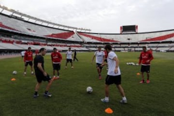 Entrenamiento del Sevilla en el estadio Monumental de River Plate.