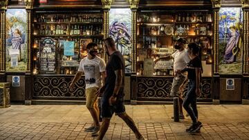 Vista de algunos bares y terrazas de copas, con escasa afluencia de personas, en la zona de Huertas y Plaza de Santa Ana en Madrid.