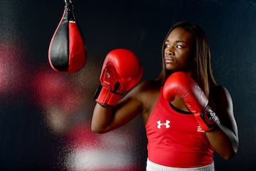 Claressa Shields, en cuanto a palmarés, es la boxeadora más grande de todos los tiempos. Es la única doble oro olímpico (Londres y Río) y cuando pasó a profesional su único objetivo era hacer cosas grandes. En su cuarto combate logró ganar los Mundiales WBC e IBF. En el octavo sumó la corona WBA y en el noveno derrotó a Christina Hammer para unificar el supermedio. Eso fue el 13 de abril de 2019 y no se quedó ahí. Bajó al medio y en su segunda pelea en la división, frente a Marie Eve Dicaire, logró unificar el medio. El 5 de marzo de 2021 se convirtió en la única boxeadora (hombre y mujer) que ha unificado dos divisiones. Su primera defensa de su trono indiscutido del medio será el 11 de diciembre, en Inglaterra, ante Ema Kozin. 