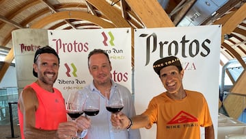 Chema Martínez junto al director general de Bodegas Protos, Carlos Villar, y el director de la Ribera Run Experience, José Antonio de Pablo