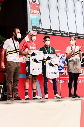 Thomas de Gendt recibi¨® el maillot solidario en la salida de Cartagena.