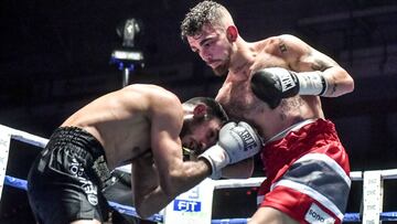 Jon Fernández golpea a Abderrazak Houya.