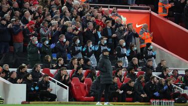 Los aficionados del Liverpool, durante el homenaje a Cristiano.