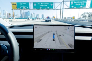 Tesla “liquida” Autopilot entre problemas judiciales y un cambio de foco al robotaxi y las suscripciones