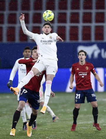 Federico Valverde con Ante Budimir.