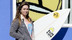 Foto de perfil de Mirka Martin Solar, surfista de Suances (Cantabria), con su tabla de surf.