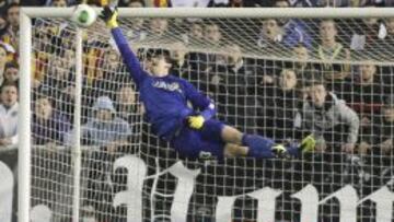 Courtois fue el mejor del Atlético en Valencia sacando tres manos que evitaron tres goles en Mestalla.