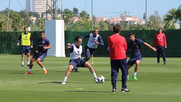 Roque Mesa controla en un rondo ante la presión de Muriel, N’Zonzi y Nolito.