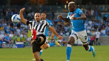 Giorgio Chiellini, jugador de la Juventus, despeja un bal&oacute;n ante Victor Osimhan, jugador del Napoli.