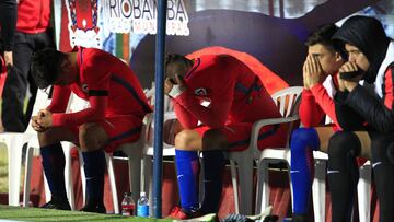 QUI01. RIOBAMBA (ECUADOR), 26/01/2017.- Los jugadores de Chile gesticulan luego de perder ante Chile hoy, jueves 26 de enero de 2017, en Riobamba (Ecuador), durante el encuentro por el Sudamericano Sub 20 Ecuador 2017. EFE/Jos&eacute; J&aacute;come