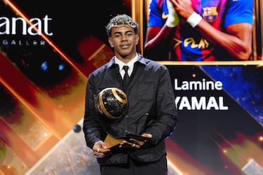Lamine Yamal, con el premio al mejor delantero del año, por delante de Dembélé, Raphinha y Mbappé. 