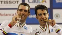 Los espa&ntilde;oles David Muntaner (i) y Albert Torres (d) celebran la medalla de oro obtenida en los mundiales de ciclismo en pista.