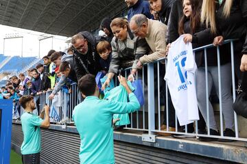 Dani Lorenzo firma autógrafos a la gente,