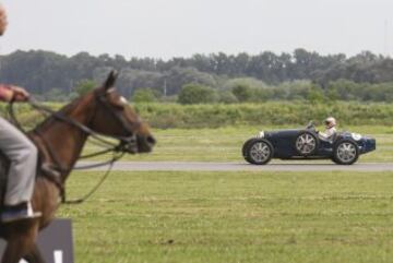 El piloto español de Formula 1 Fernando Alonso participa junto a Facundo Pieres, en un acto en en el Owners Club de Buenos Aires (Argentina). Alonso participó en un desafío inédito: correr en un Bugatti contra Pieres, uno de los mejores polistas del mundo, que corrió montado sobre su caballo.















