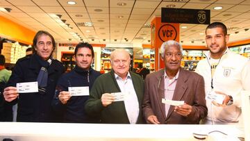 30/11/09 MOYA AYER JUNTO CON CUATRO GLORIAS DEL PASADO DEL VALENCIA WALDO - VICENTE GUILLOT - RICARDO ARIAS Y JUAN SANCHEZ