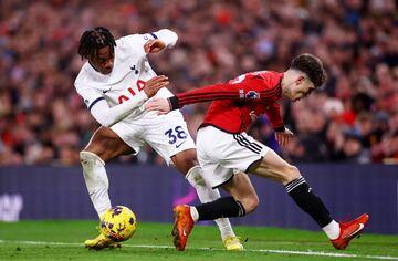 Soccer Football - Premier League - Manchester United v Tottenham Hotspur - Old Trafford, Manchester, Britain - January 14, 2024 Tottenham Hotspur's Destiny Udogie in action with Manchester United's Alejandro Garnacho REUTERS/Carl Recine NO USE WITH UNAUTHORIZED AUDIO, VIDEO, DATA, FIXTURE LISTS, CLUB/LEAGUE LOGOS OR 'LIVE' SERVICES. ONLINE IN-MATCH USE LIMITED TO 45 IMAGES, NO VIDEO EMULATION. NO USE IN BETTING, GAMES OR SINGLE CLUB/LEAGUE/PLAYER PUBLICATIONS.