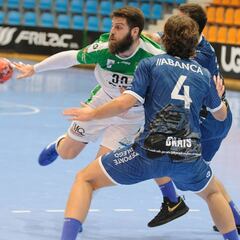 Las paradas de Javí Diaz sacan al Cangas del descenso