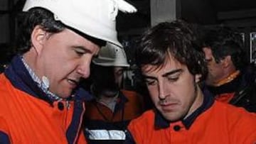<strong>EN LA MINA.</strong> Fernando Alonso, de la mano de El Larguero de la Cadena Ser, cambió su casco de Fórmula 1 por el de minero en un programa muy emotivo.